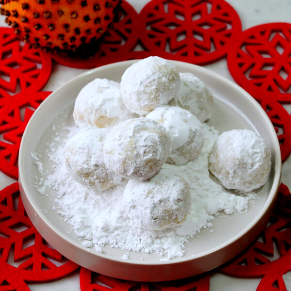 Noël Balls-Shortbread balls covered in powdered sugar.