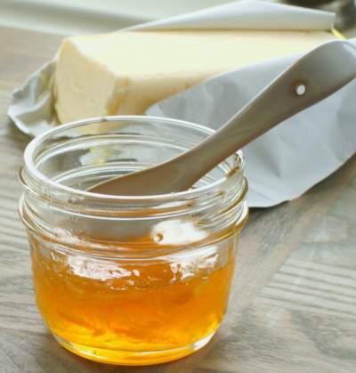 Spreading this delicious Meyer Lemon Marmalade over your toast is like spreading a bit of sunshine. What a great way to absorb your Vitamin C! The flavour is a bit on the milder side for a marmalade, making it accessible to many who would not enjoy marmalade in the traditional sense. #citrus #marmalade #meyerlemon #meyerlemonmarmalade #breakfast