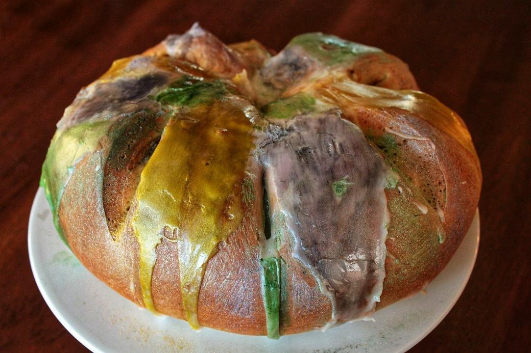 Bake a King Cake for Mardi Gras and take a trip to the delicious deep South. Filled with a lively Ambrosia Apple Cinnamon filling, you’ll be shaking your beads in no time! #mardigras #fatTuesday #kingcake #ambrosiaapples #cake