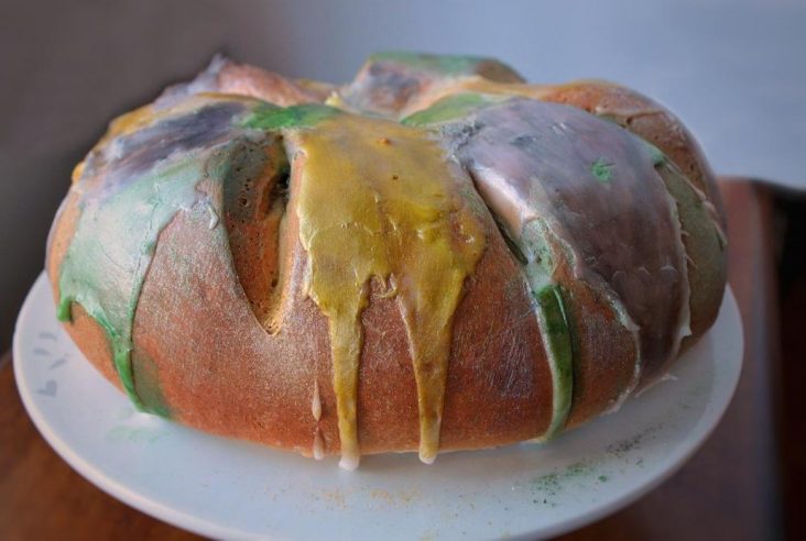Bake a King Cake for Mardi Gras and take a trip to the delicious deep South. Filled with a lively Ambrosia Apple Cinnamon filling, you’ll be shaking your beads in no time! #mardigras #fatTuesday #kingcake #ambrosiaapples #cake