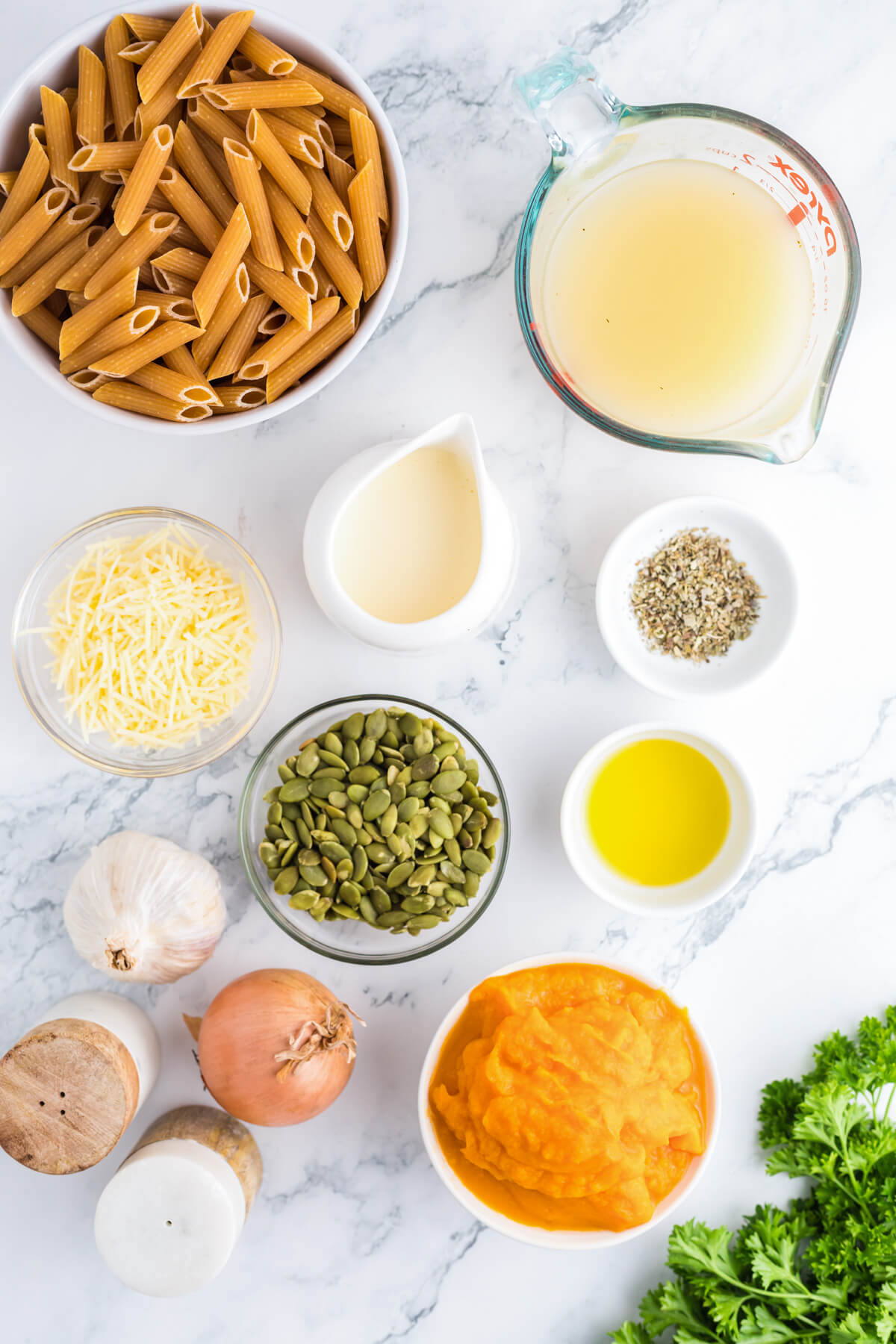 Ingredients required to make creamy pumpkin pasta sauce.