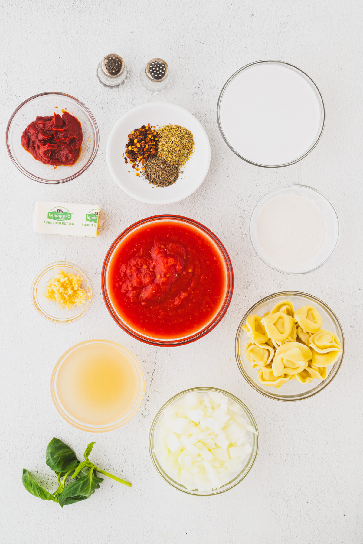 Ingredients required to make Tortellini soup.