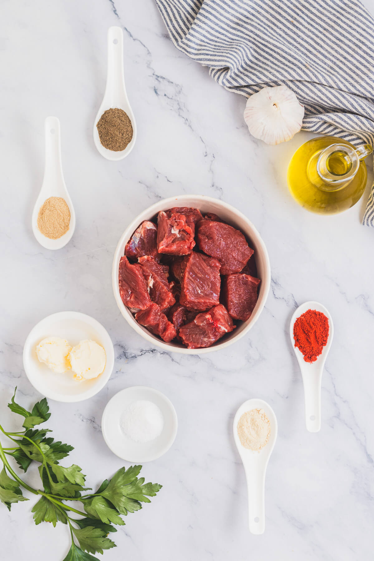 Ingredients required to make steak bites with garlic sauce.