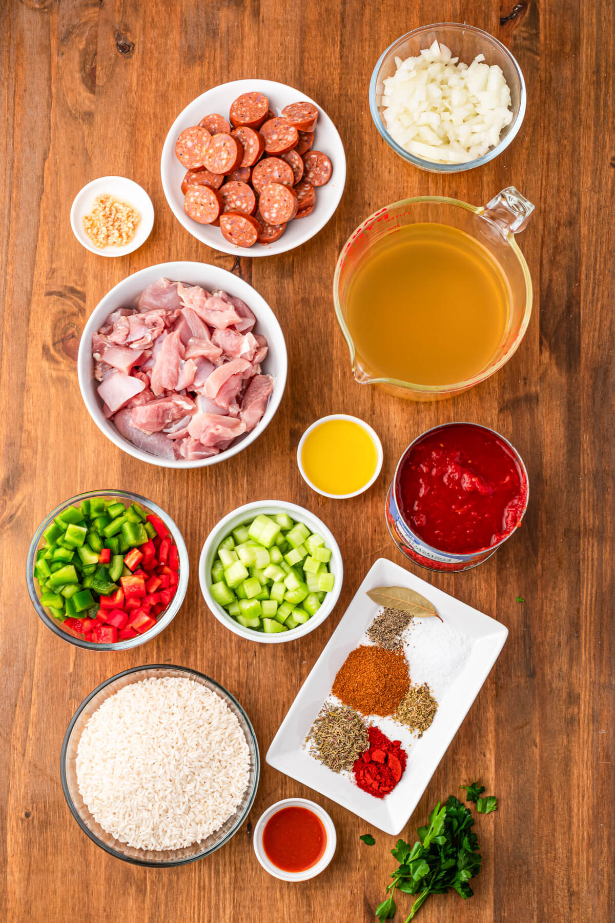 Ingredients required to make sausage chicken jambalaya.