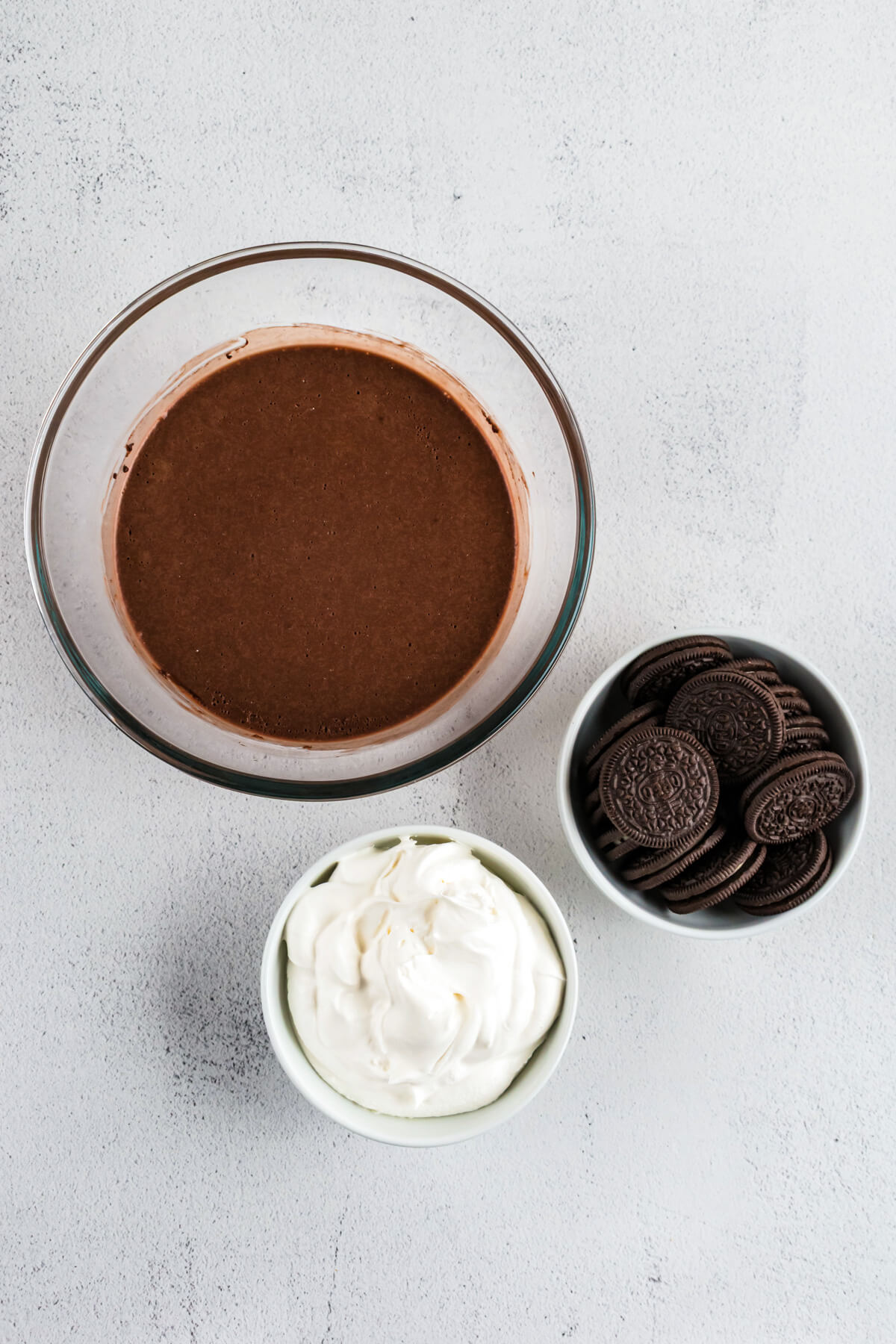Ingredients required to make Oreo dirt cups.