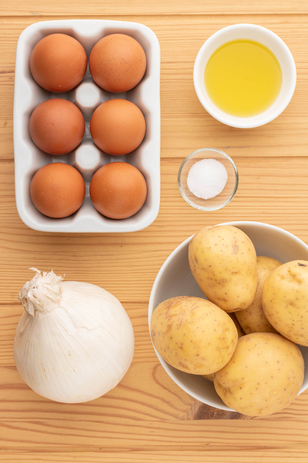Ingredients required to make Spanish Tortilla or Tortilla de patatas.